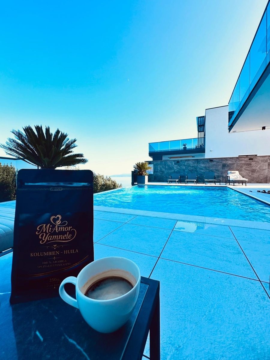 Packung Mi Amor Yamnele Kolumbien – Huila neben einer Tasse Kaffee